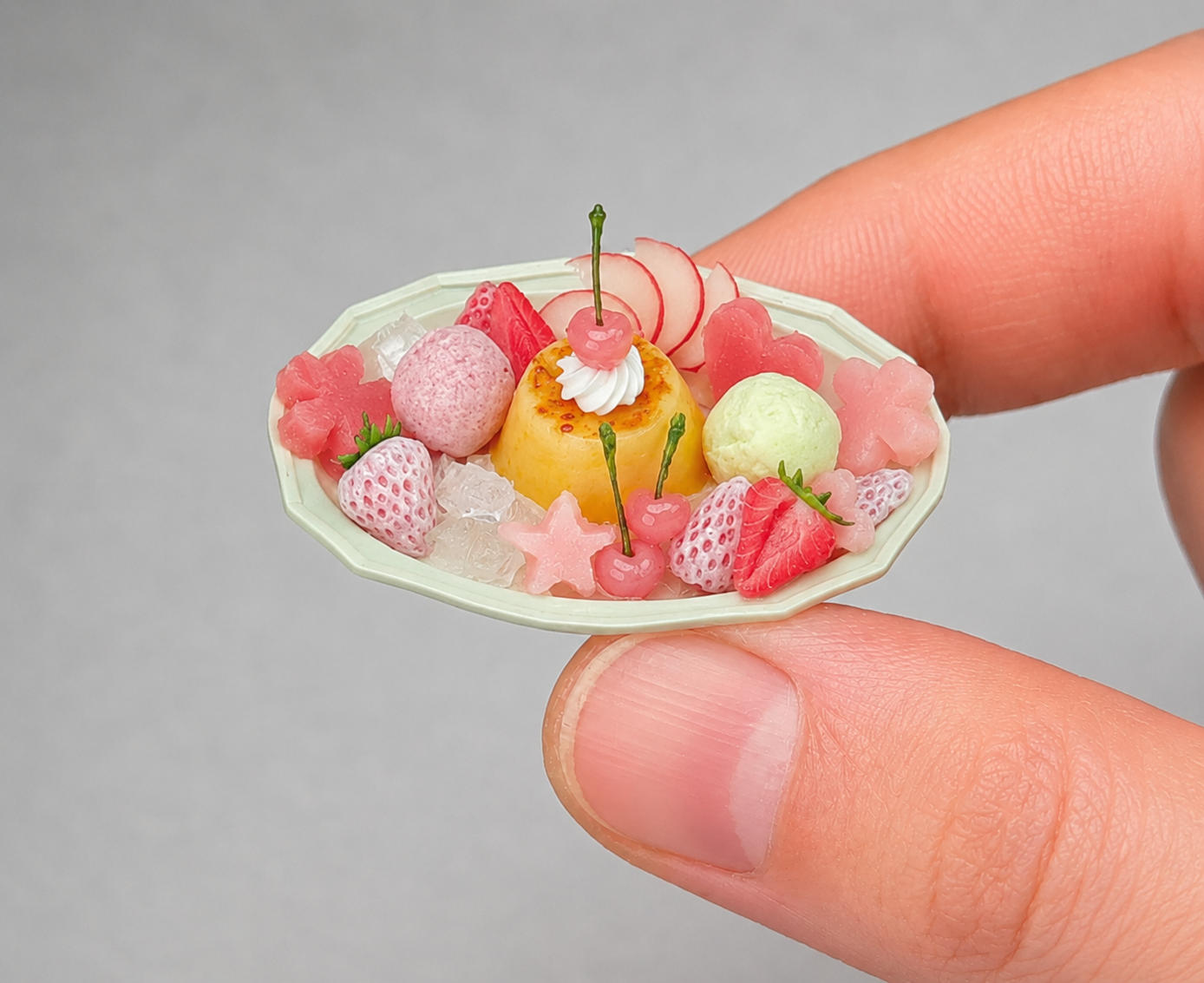 1:6 Scale Miniature Peach & Strawberry Café Collection – 4 Styles Dollhouse Caramel Pudding Platter, Strawberry Parfait, Layered Fruit Cup & Pink Ice Cream Soda, Handmade Polymer Clay Kawaii Food for Blythe BJD Diorama