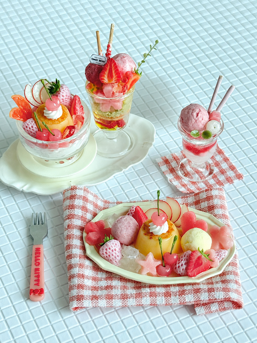 1:6 Scale Miniature Peach & Strawberry Café Collection – 4 Styles Dollhouse Caramel Pudding Platter, Strawberry Parfait, Layered Fruit Cup & Pink Ice Cream Soda, Handmade Polymer Clay Kawaii Food for Blythe BJD Diorama