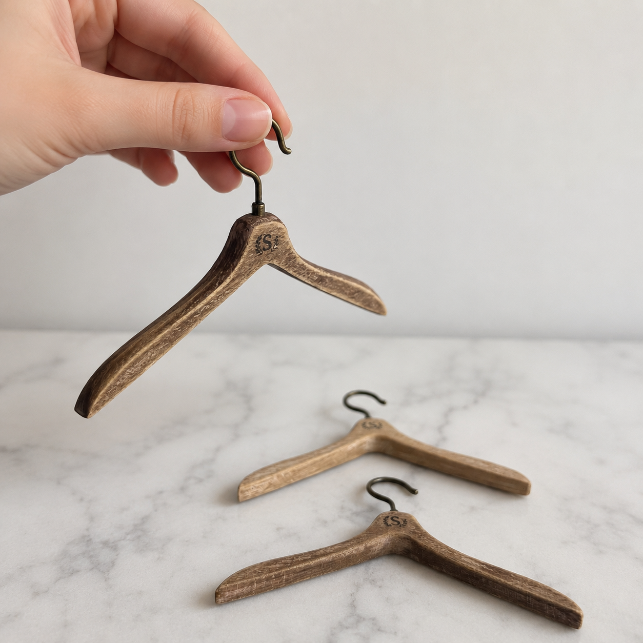 FDMINI Mini Wooden Clothes Hanger – Vintage Rustic Doll Hanger with Metal Hook for 1/6 Scale Dollhouse, BJD & Blythe Doll Scenes