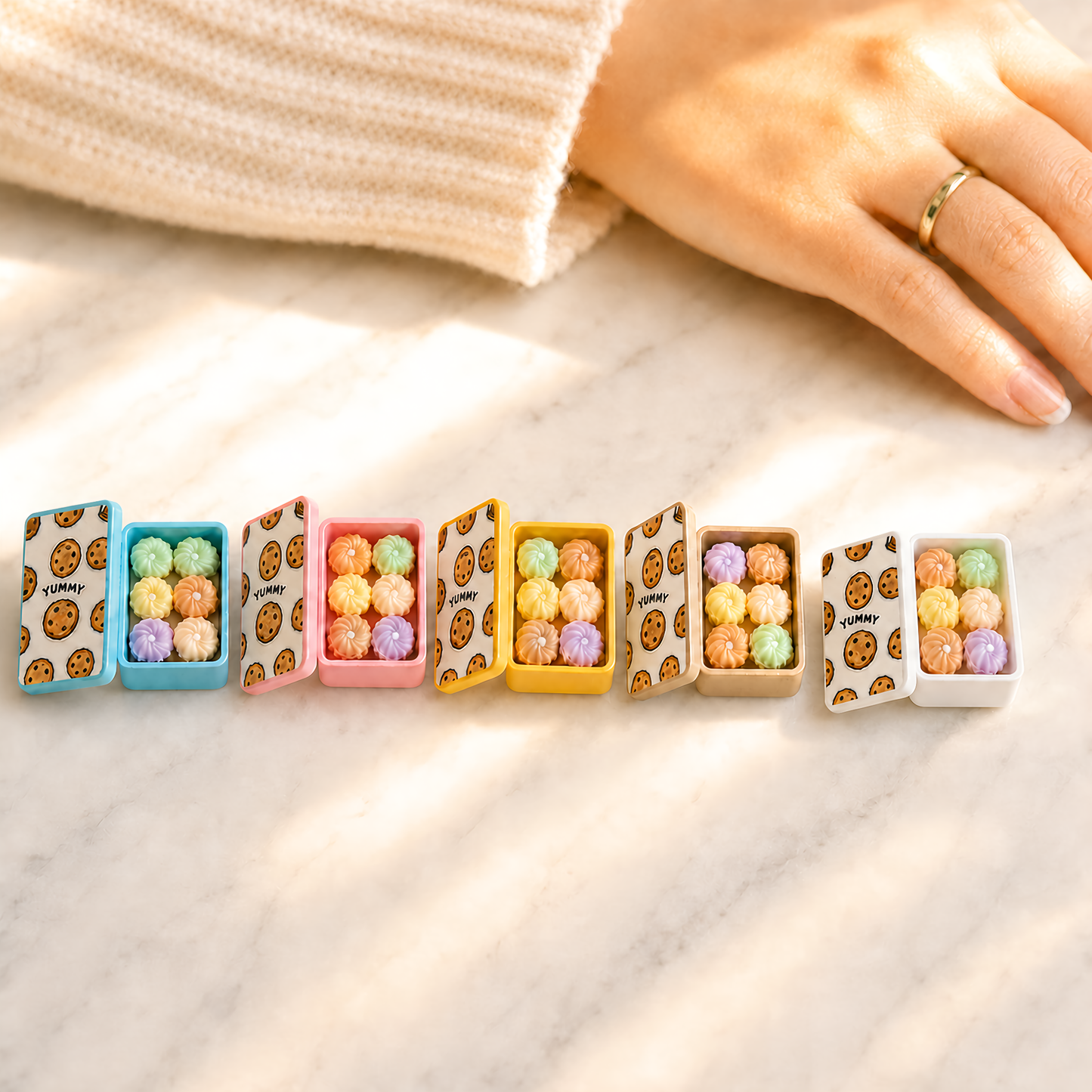 FDMINI Mini Cookie Tin – 5 Colors Miniature Biscuit Box with 6 Piped Cookies & Removable Lid for 1:12 Dollhouse Kitchen & Afternoon Tea Scenes