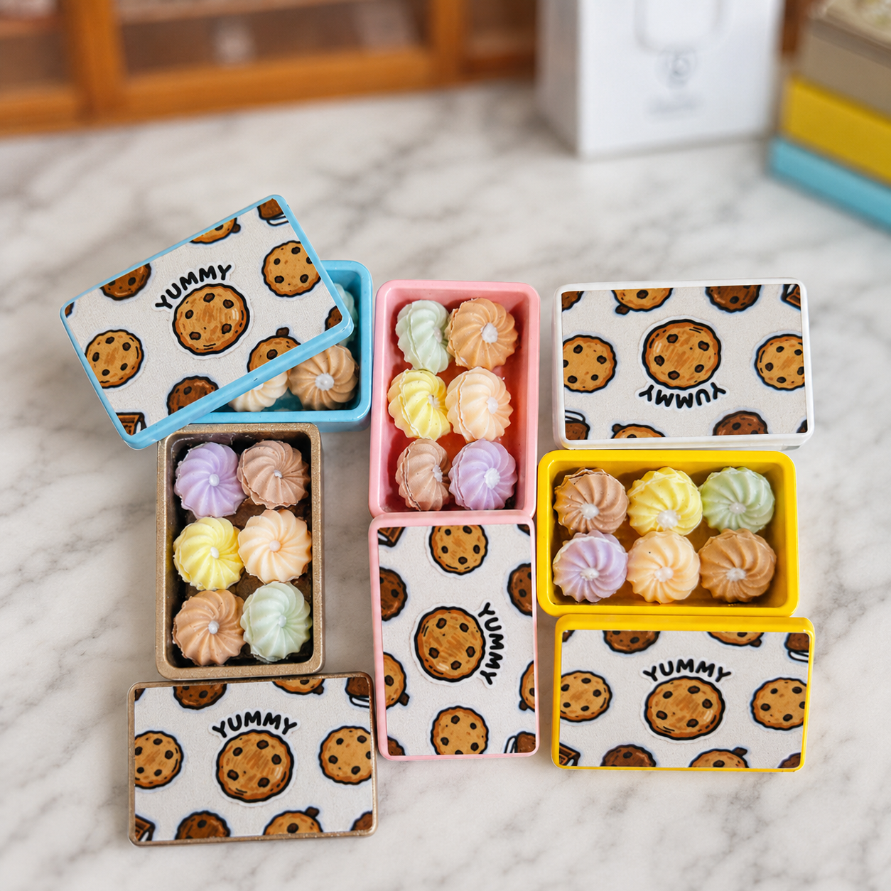 FDMINI Mini Cookie Tin – 5 Colors Miniature Biscuit Box with 6 Piped Cookies & Removable Lid for 1:12 Dollhouse Kitchen & Afternoon Tea Scenes