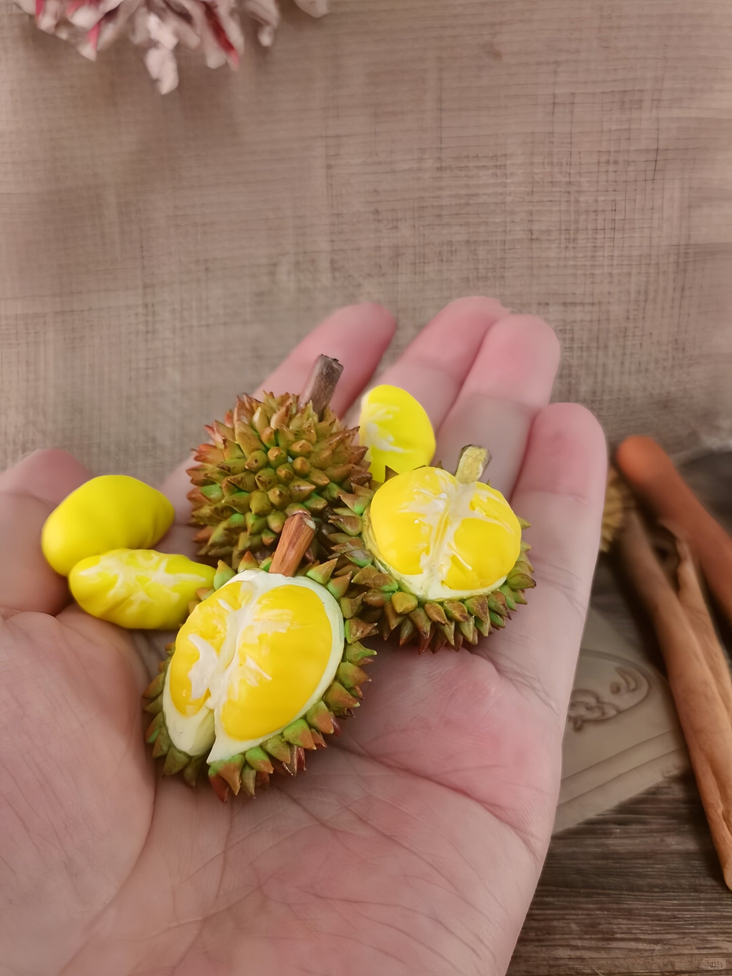4Pcs Miniature Durian Set – Hand-Sculpted 1:6 Scale Dollhouse Durian with Spiky Shell, Cut Open and Loose Flesh Pods, Realistic Tiny Southeast Asian Fruit for Blythe & Barbie Dioramas, Resin Jewelry & Polymer Clay Food Miniatures