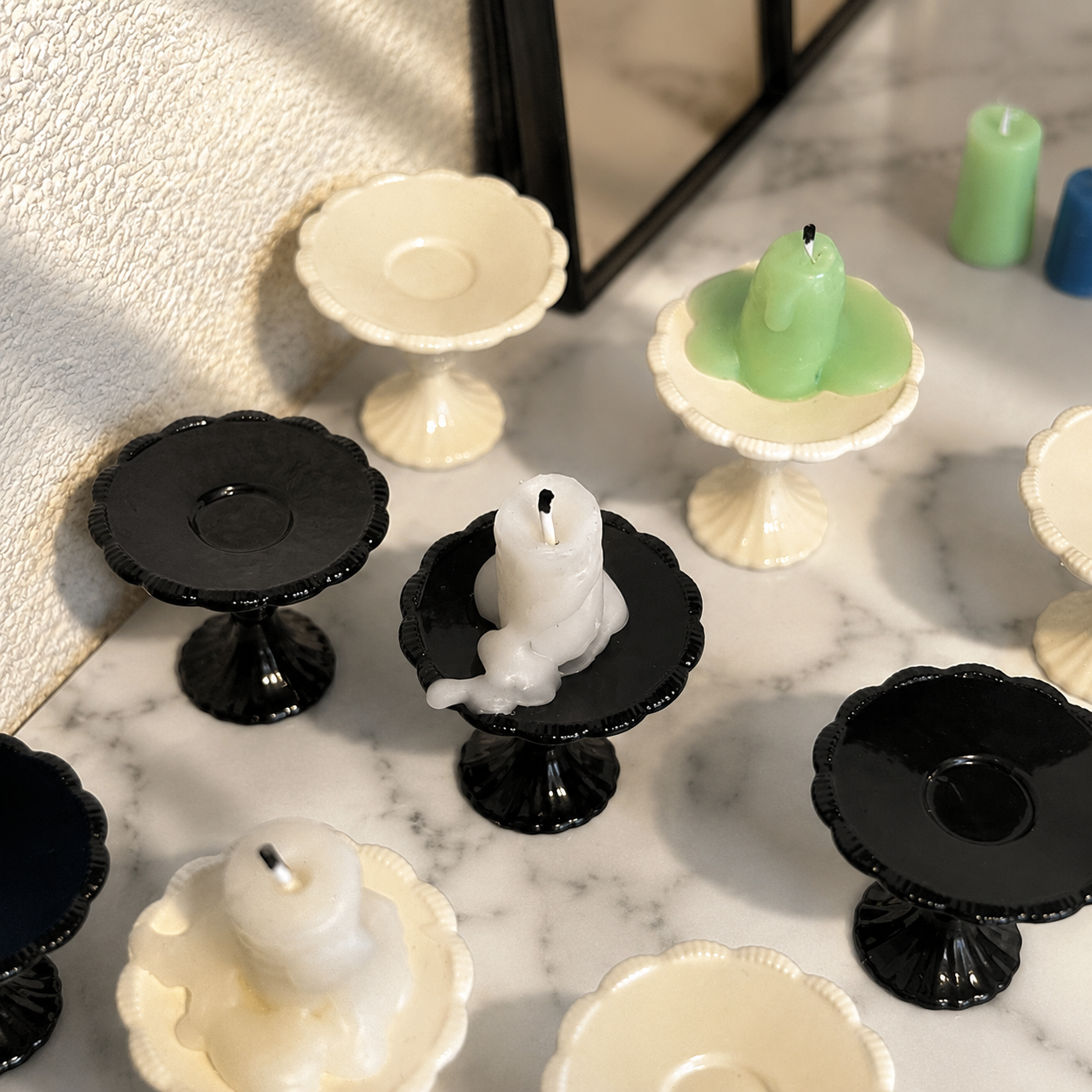 FDMINI Mini Footed Cake Stand – 2 Colors Miniature Pedestal Dessert & Fruit Tray for 1:6 Dollhouse, BJD & Blythe Scenes