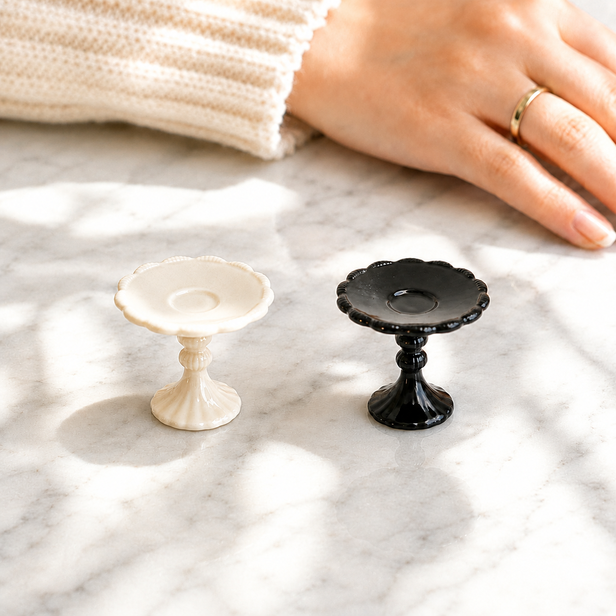 FDMINI Mini Footed Cake Stand – 2 Colors Miniature Pedestal Dessert & Fruit Tray for 1:6 Dollhouse, BJD & Blythe Scenes