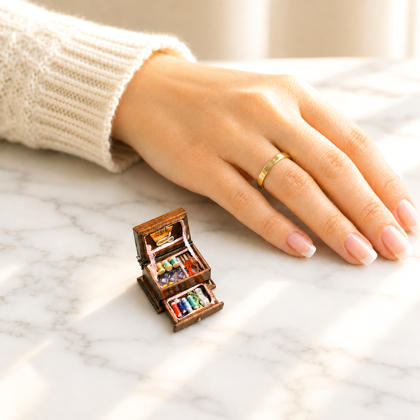 FDMINI Mini Sewing Box – Vintage Wooden Miniature Sewing Chest with Opening Drawer & Filled Contents for 1:12 Scale Dollhouse & Roombox