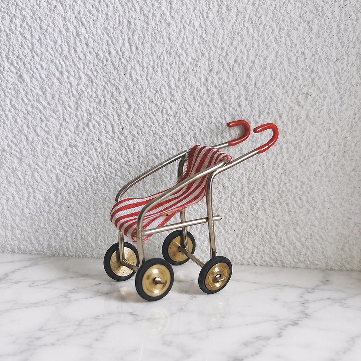 FDMINI Mini Baby Stroller – Vintage Metal Miniature Pram with Striped Seat for 1:12 Scale Dollhouse Nursery, Roombox & Doll Photo Props