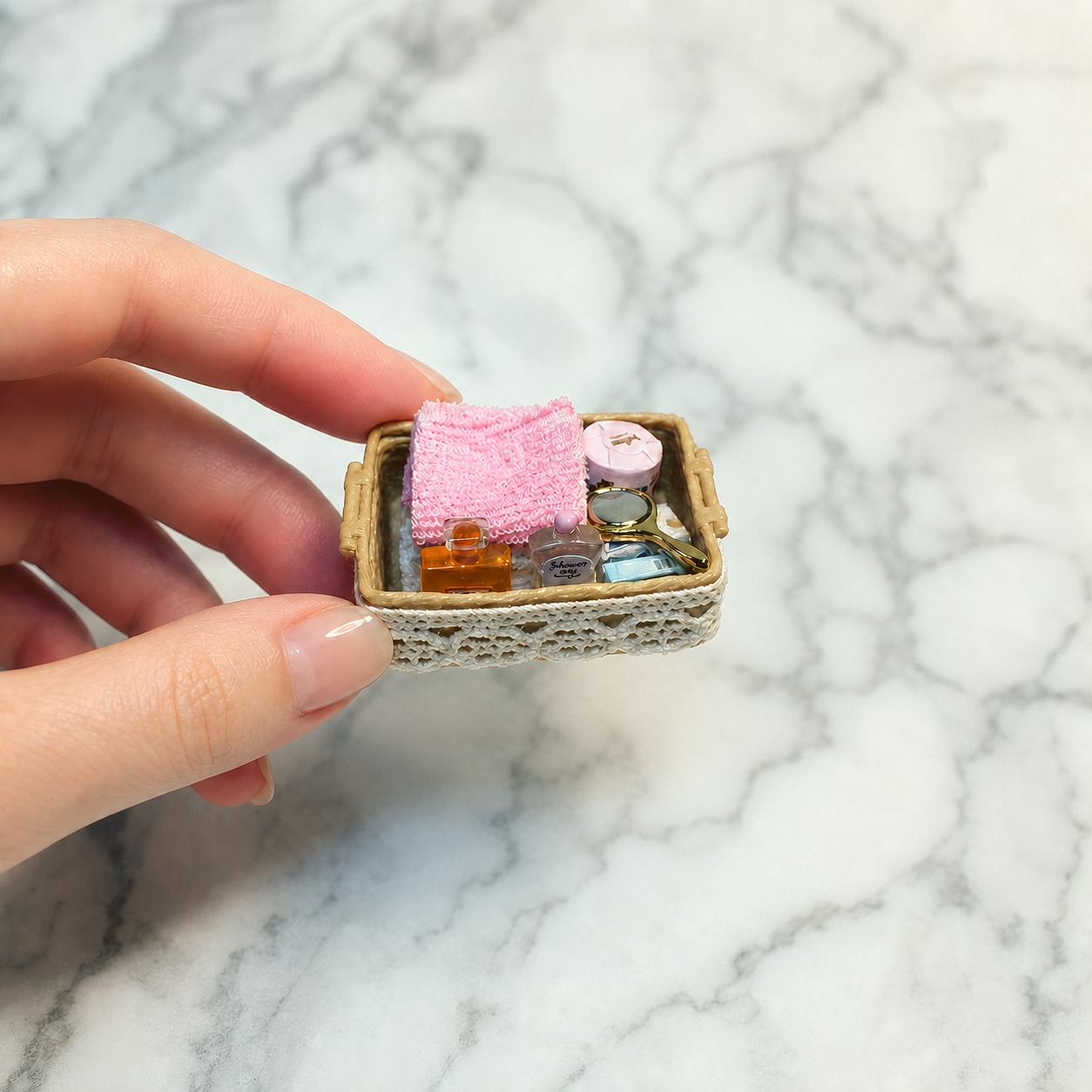 FDMINI Mini Bathroom Accessory Basket – 2 Styles Miniature Toiletries & Vanity Set with Lace Basket for 1:12 Scale Dollhouse & Roombox