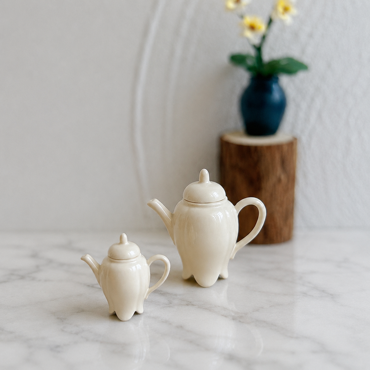 handmade ceramic miniature petal teapot 1:12 scale dollhouse fdmini close-up