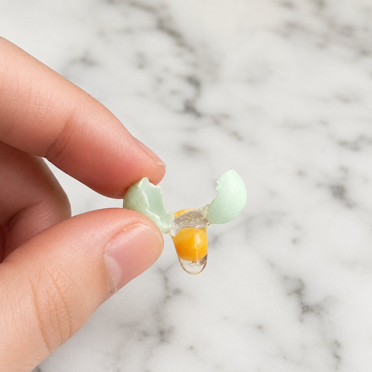 FDMINI Mini Cracked Eggs – 4 Shell Colors Realistic Miniature Broken Egg Food Props for 1:6 Scale Dollhouse Kitchen, BJD & Blythe Scenes