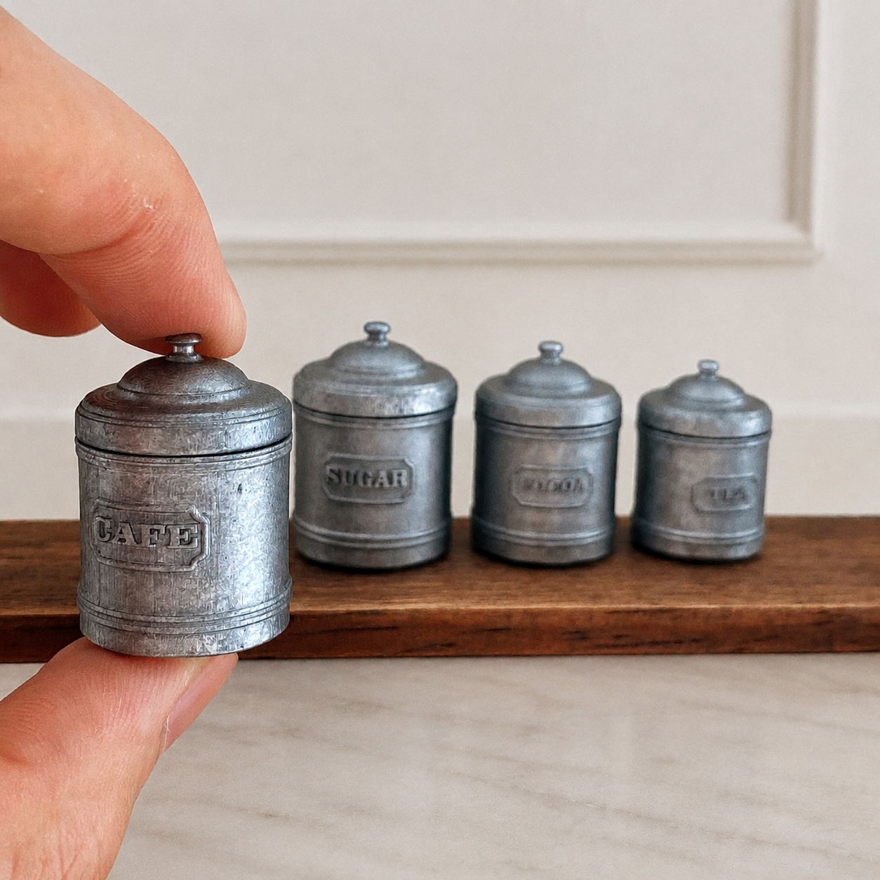 FDMINI Mini Vintage Kitchen Canisters – Set of 4 Miniature Metal Storage Tins (Café, Sugar, Cocoa, Tea) for 1/6 1/8 1/12 Scale Dollhouse, BJD & Blythe Scenes