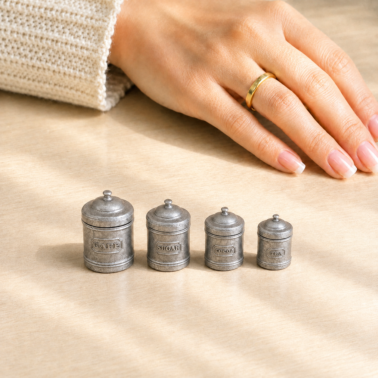 FDMINI Mini Vintage Kitchen Canisters – Set of 4 Miniature Metal Storage Tins (Café, Sugar, Cocoa, Tea) for 1/6 1/8 1/12 Scale Dollhouse, BJD & Blythe Scenes