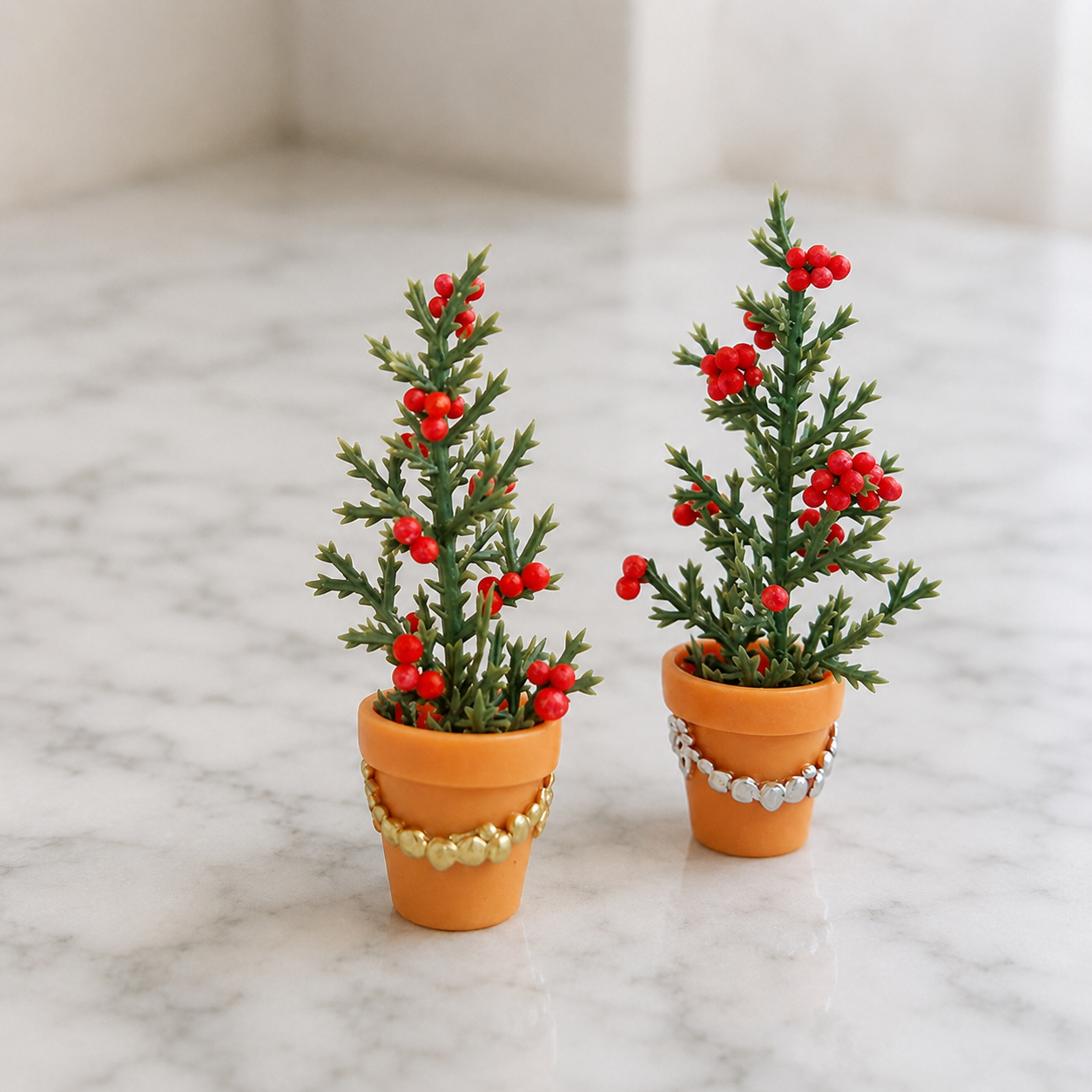 FDMINI Mini Christmas Tree in Terracotta Pot – 2 Styles Gold & Silver Beaded Miniature Potted Holiday Plant for 1:12 Dollhouse & Roombox
