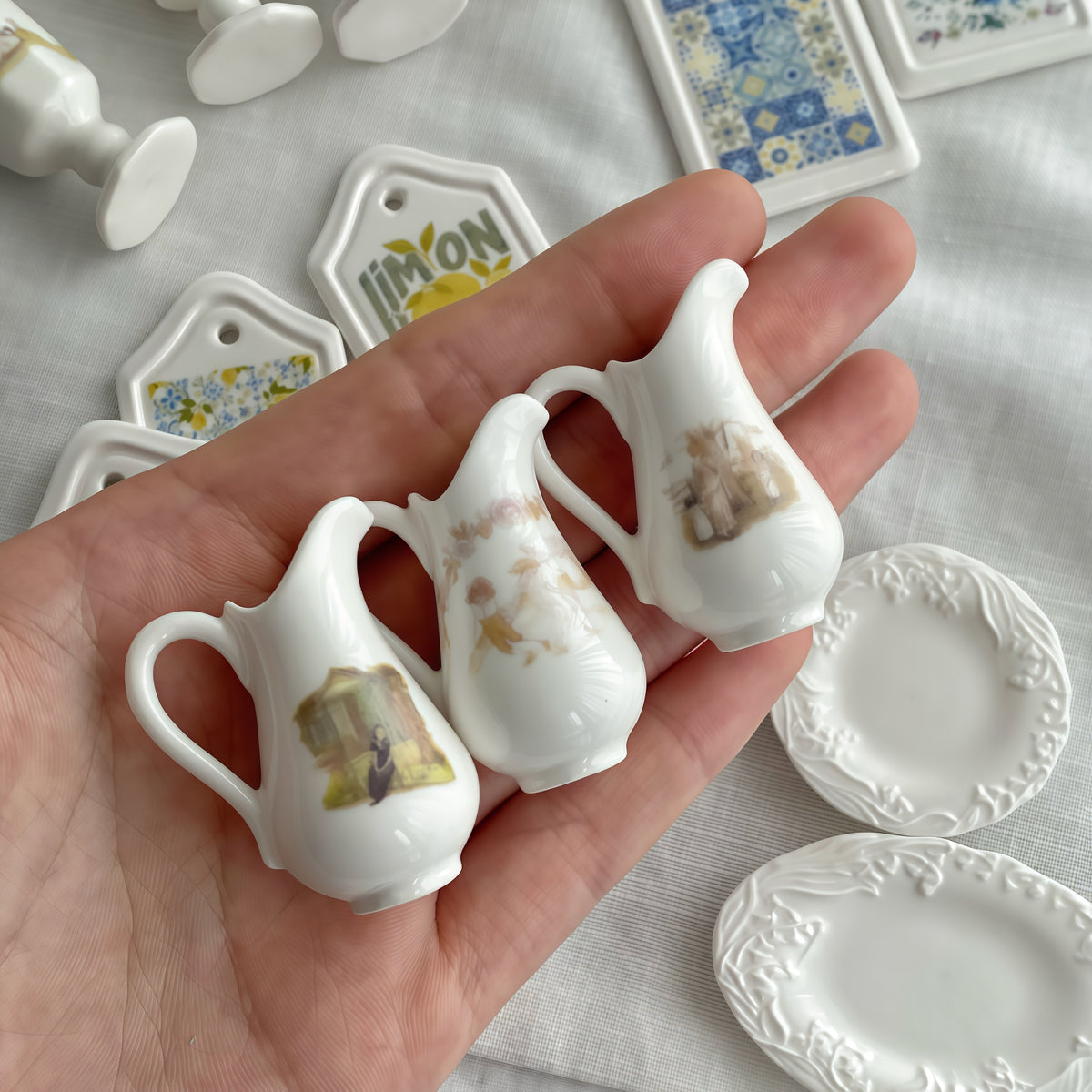 handmade ceramic miniature ceramic pitchers 1:6 scale dollhouse fdmini detail view