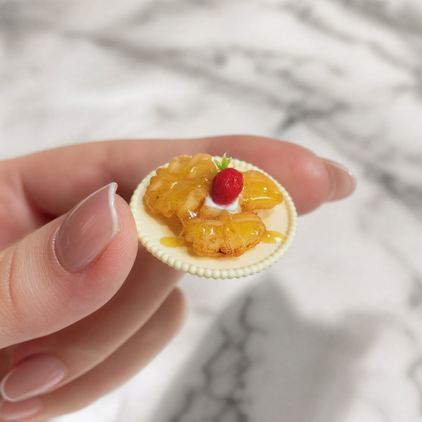 FDMINI Mini Waffle & Soufflé Pancake Plates – 2 Styles Realistic Miniature Dessert Food Props for 1:12 Scale Dollhouse Café & Afternoon Tea Scenes