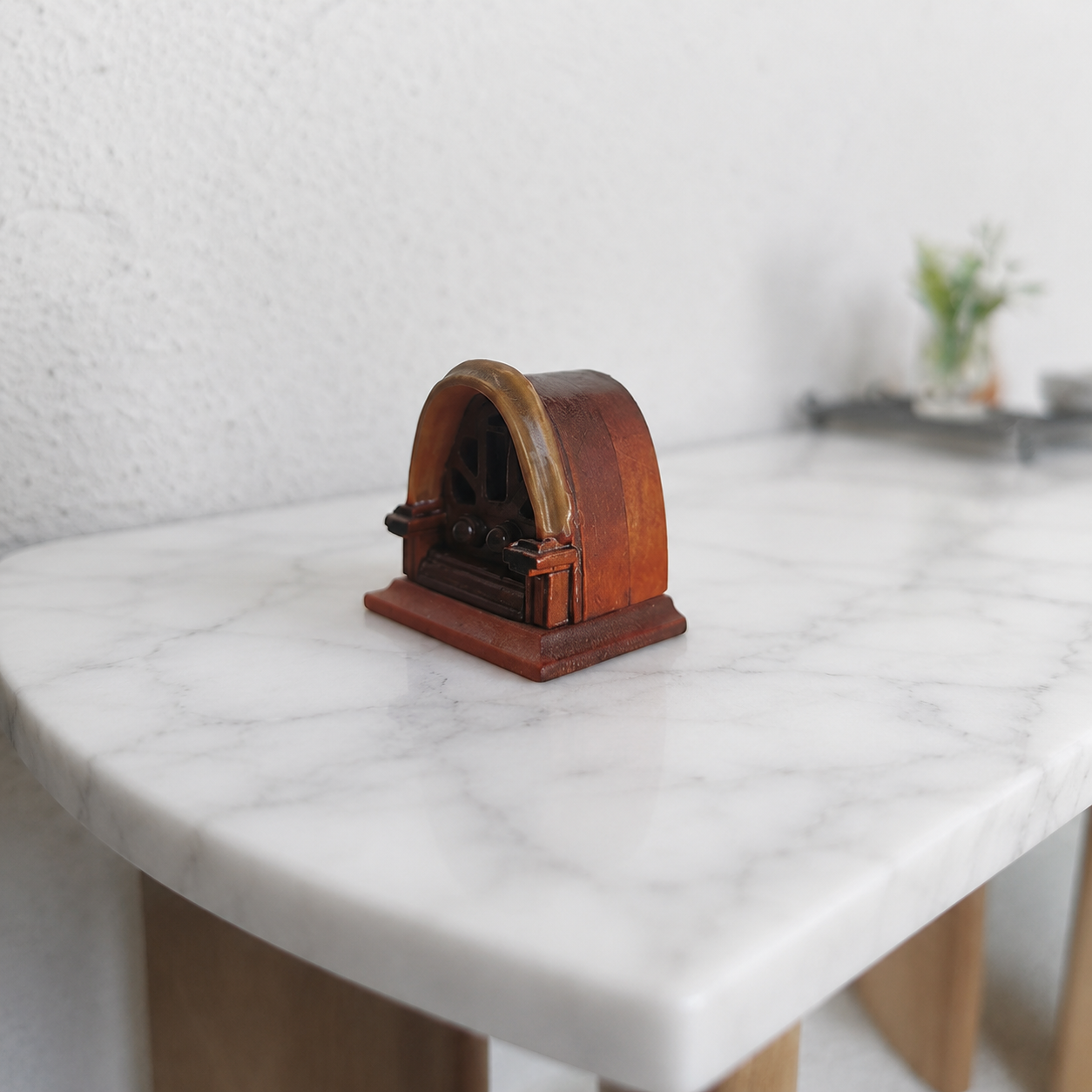 FDMINI Mini Vintage Radio – Miniature Wood Cathedral Radio Model for 1:12 Dollhouse, Diorama & Retro Room Scenes