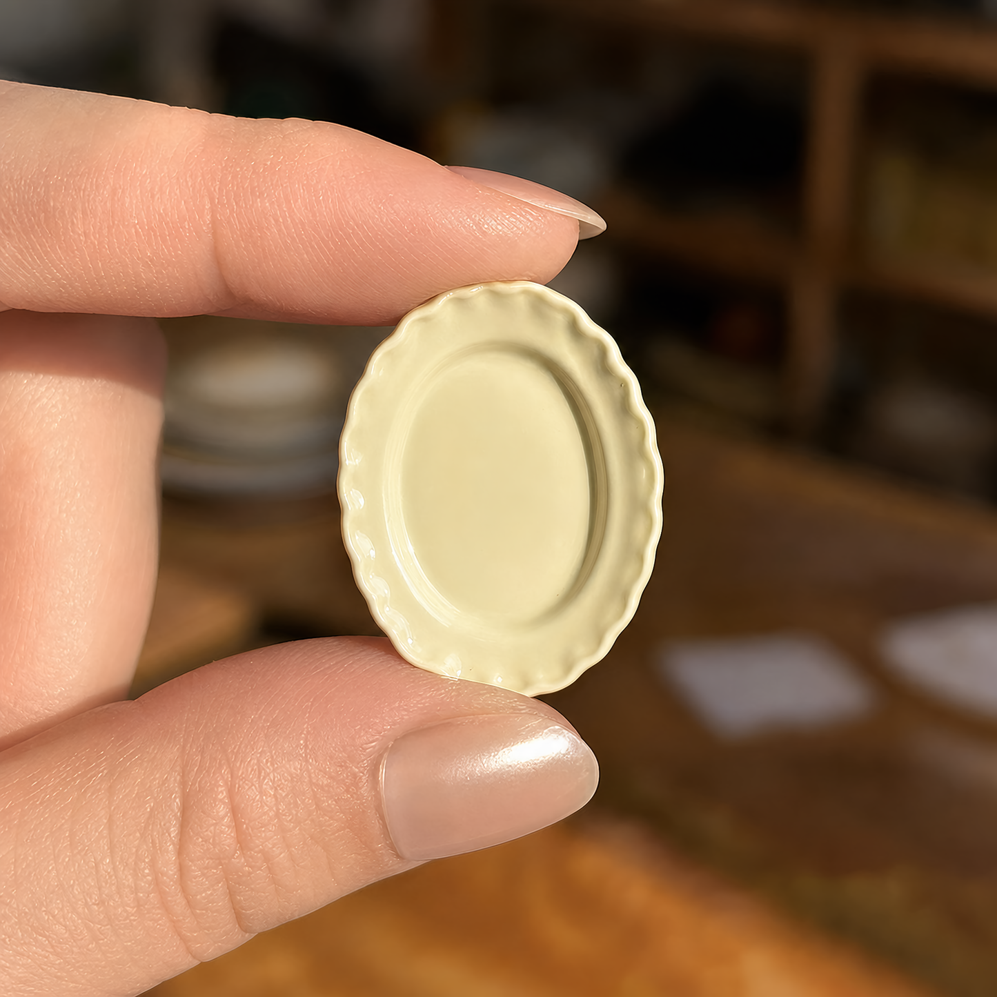 FDMINI Mini Oval Plate – 4 Colors Miniature Scalloped Oval Dessert Plate for 1:12 Dollhouse, Nordic Kitchen & Diorama Scenes