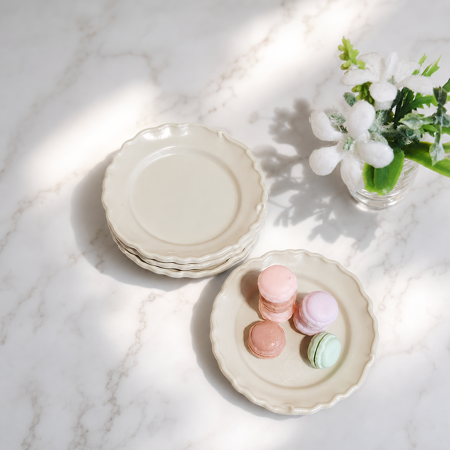 FDMINI Mini Scalloped Plate – 4 Colors Miniature Round Dessert Plate for 1:12 Dollhouse, Nordic Kitchen & Diorama Scenes