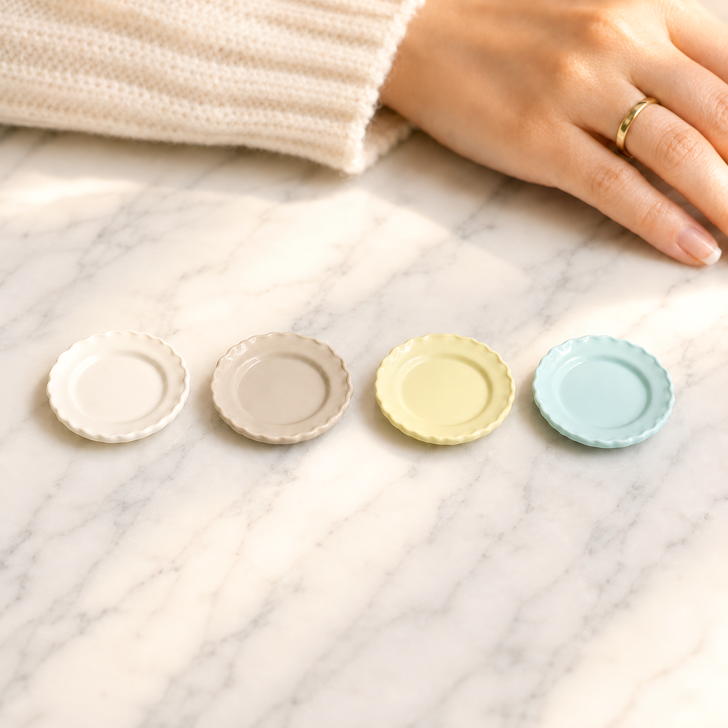 FDMINI Mini Scalloped Plate – 4 Colors Miniature Round Dessert Plate for 1:12 Dollhouse, Nordic Kitchen & Diorama Scenes
