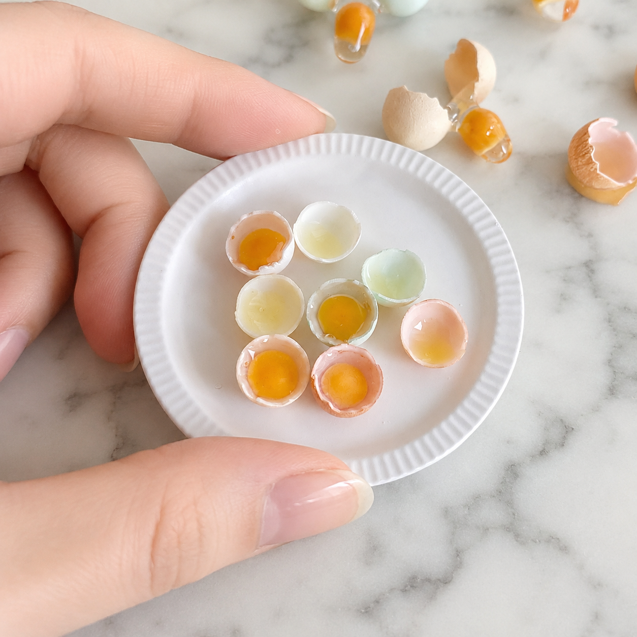 FDMINI Mini Cracked Egg Shell Halves – 4 Shell Colors Realistic Miniature Egg in Half Shell Food Props for 1:6 Scale Dollhouse Kitchen, BJD & Blythe