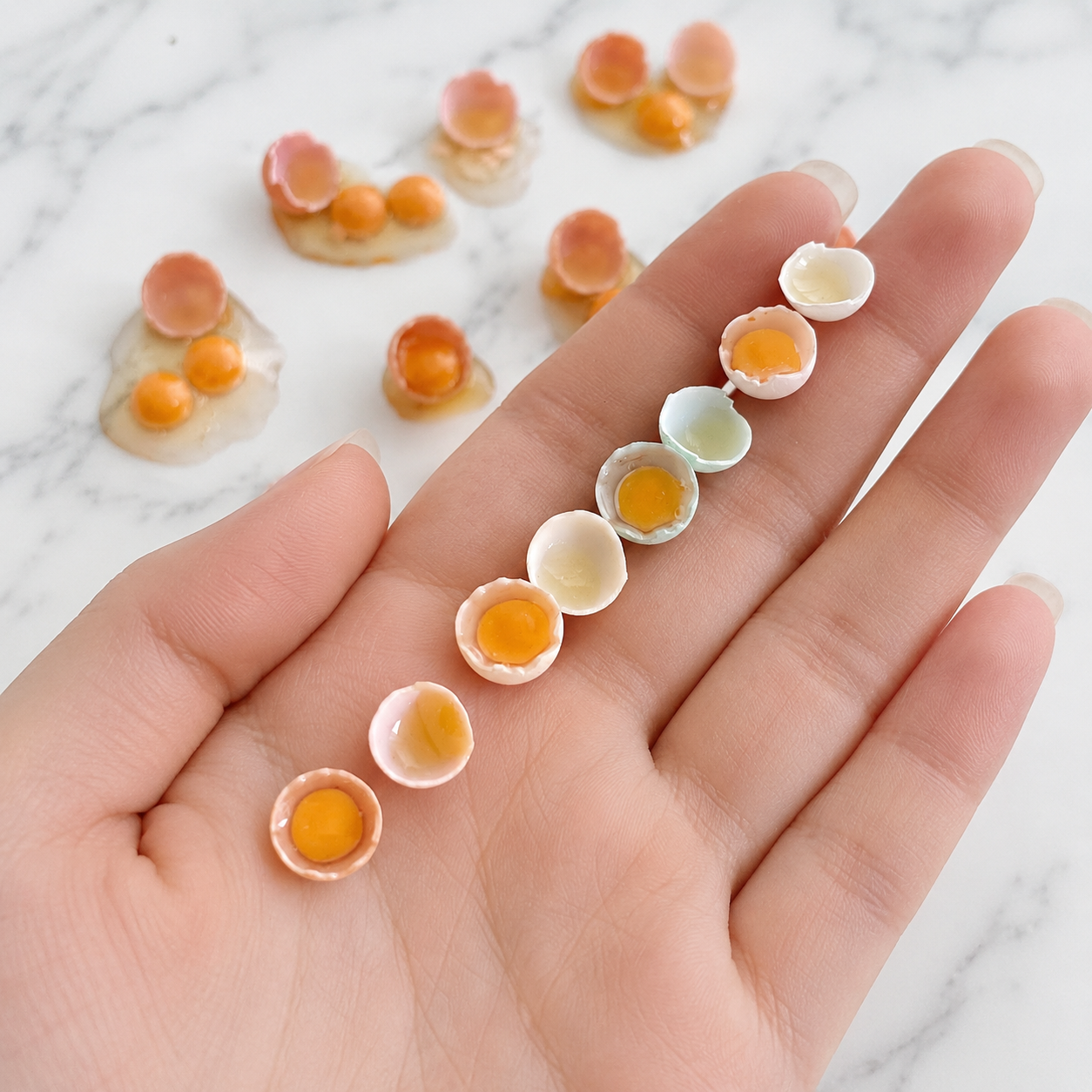 FDMINI Mini Cracked Egg Shell Halves – 4 Shell Colors Realistic Miniature Egg in Half Shell Food Props for 1:6 Scale Dollhouse Kitchen, BJD & Blythe